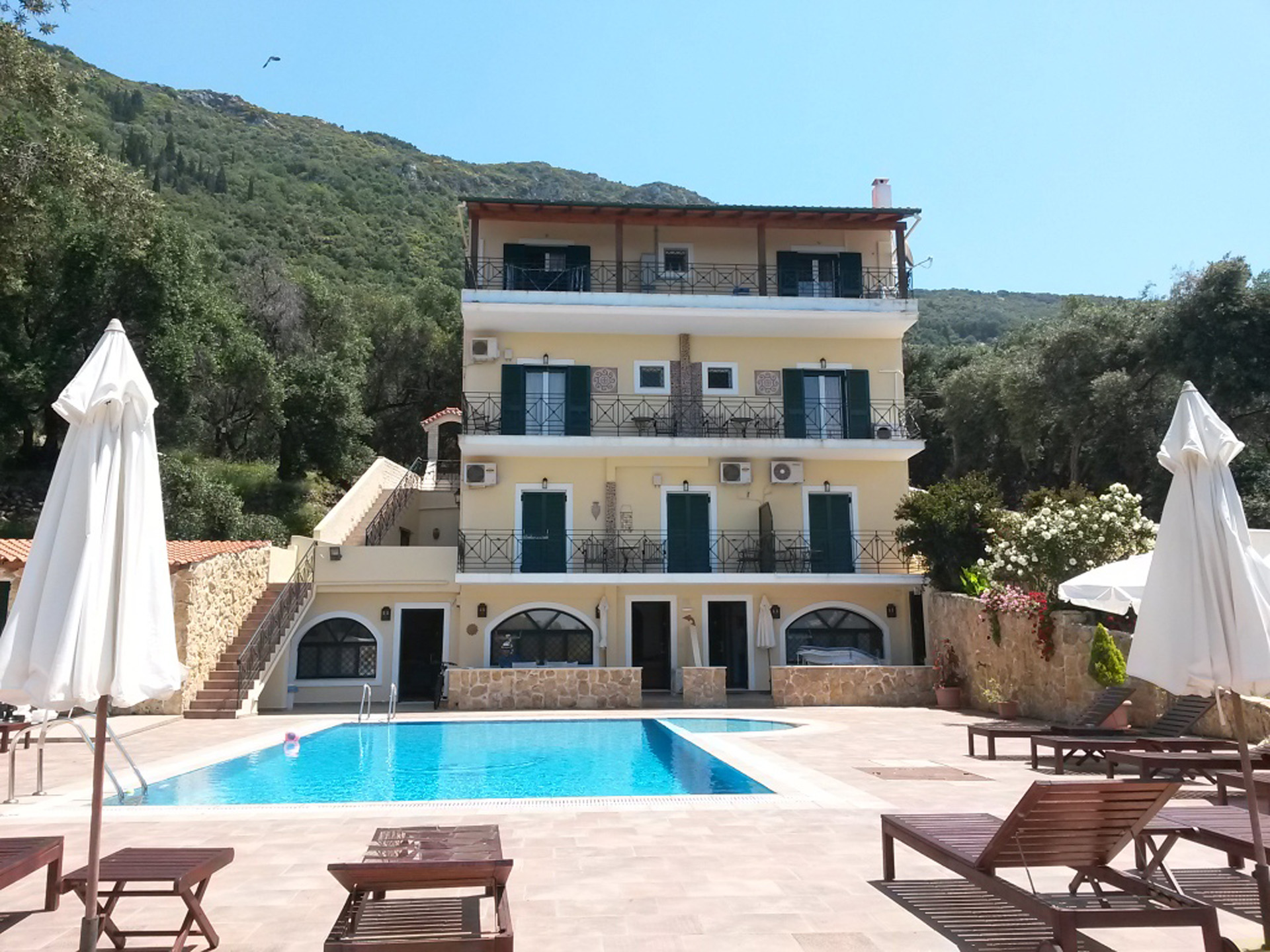 PMBolovinos - Ypiresies Politikou mhxanikou sthn kerkyra Apartment block in Pentatii2
